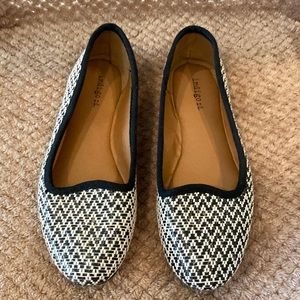 Indigo rd, size 7.5 flat, black and cream zigzag design